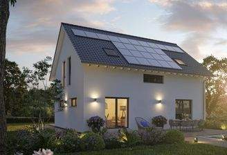 massahaus mit Satteldach und PV-Anlage