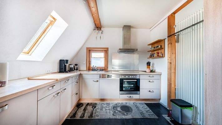 Küche mit moderner Einbauküche im Obergeschoss