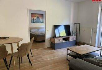 Wohnzimmer mit Blick ins Schlafzimmer