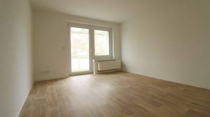 Wohnzimmer mit Balkon