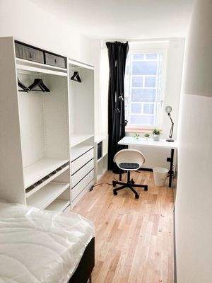 Helles WG-Zimmer mit Schreibtisch