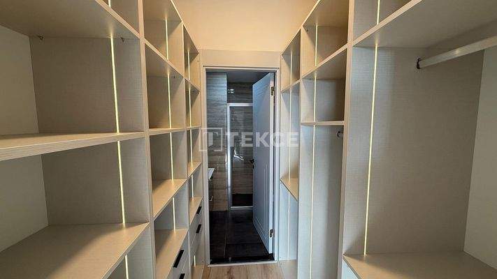 Panoramic Views Apartments in a Complex with a Pool in İzmir