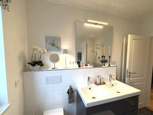 das Vollbad (Handtuchheizkörper ist versteckt)