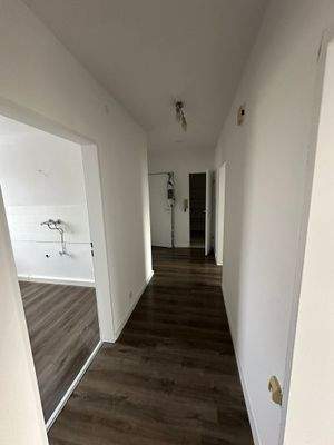 Flur mit Blick Richtung Eingangstür 