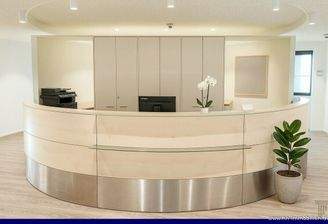 Moderne, helle Empfangstheke  Inventar durch KI ausgestattet