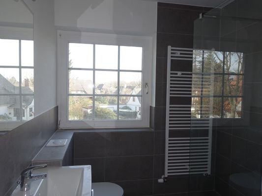 Duschbad mit Fenster.JPG