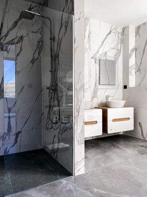 Fünf Badezimmer ergänzen die fünf Schlafzimmer