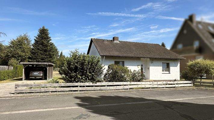 Hausansicht mit Auffahrt