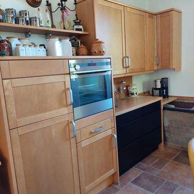 ... sowie mit Backofen und Kühlschrank