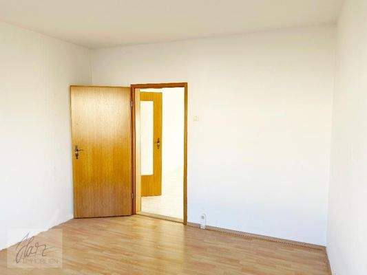 Schlafzimmer mit Blick Richtung Wohnzimmer