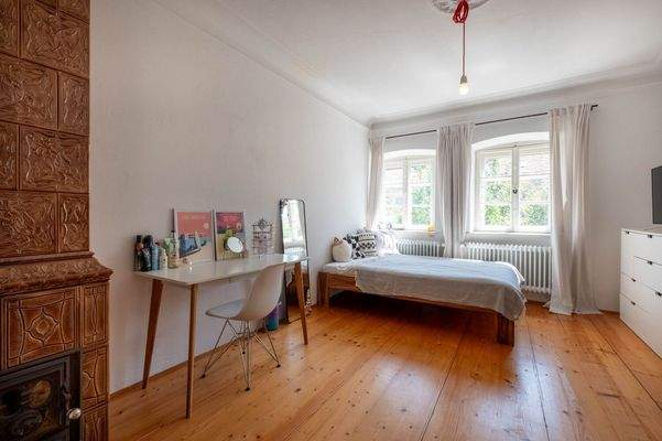 Kinderzimmer 1 mit historischem Kachelofen