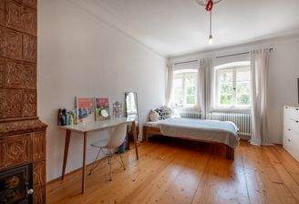 Kinderzimmer 1 mit historischem Kachelofen