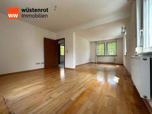 EG Wohnzimmer: Ein weiter Raum mit Holz am Boden und Blick ins Grüne – hier kann das Leben groß werden