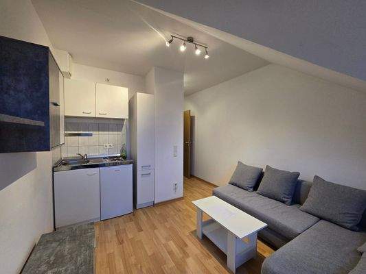 Wohnzimmer mit offener Küche