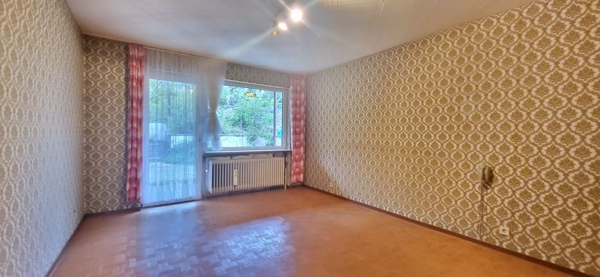 Schlafzimmer im EG mit Ausgang zur Terrasse 