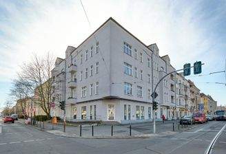 Eckgebäude mit Gewerbe