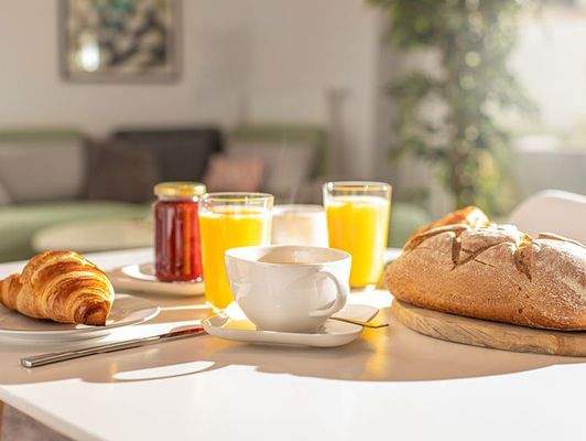 Frühstück im lichtdurchflutetem Wohnzimmer (1)