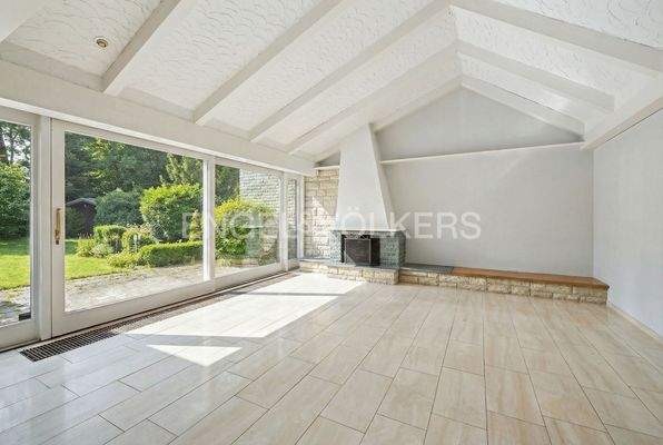 Wohnzimmer mit Kamin(KI generiert Sommer)