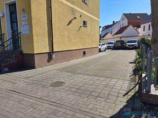 Seitlich die beiden Stellplätze