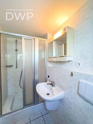 Duschbad mit Fenster im UG