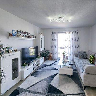 Wohnzimmer mit Balkon