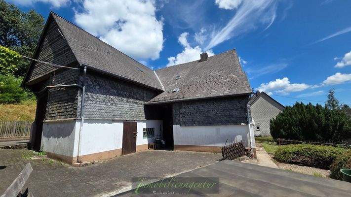 Innenhof mit Eingang Wohnhaus und Scheune