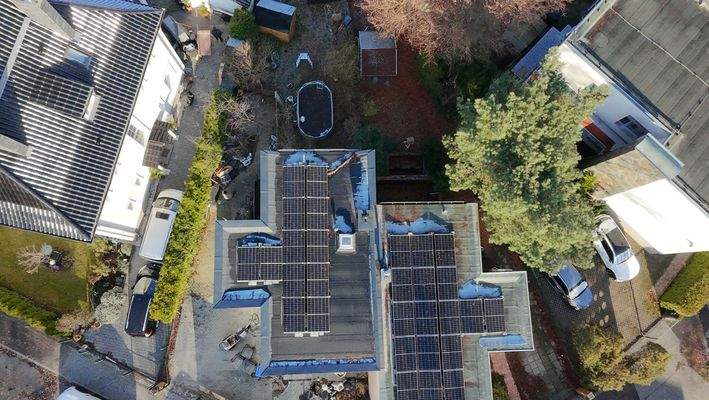 Dach mit Solarpanels