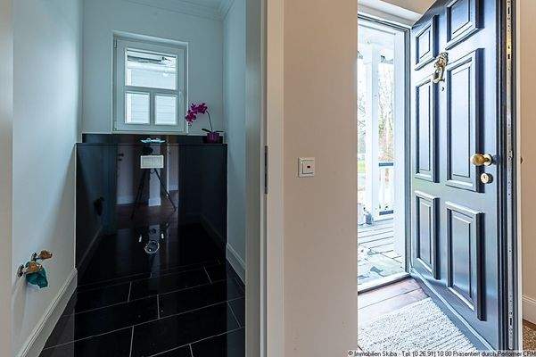 Hauseingang und Gäste-WC