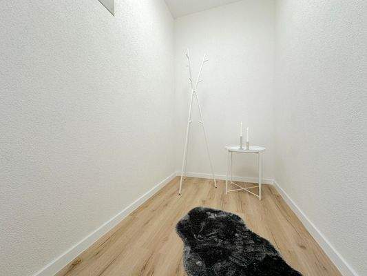 Moderner Flur mit Teppich