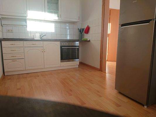 Einbauküche mit Kühl- Gefrierschrank, Herd, Spüle