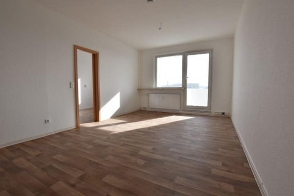 Muster-Wohnzimmer mit Balkon