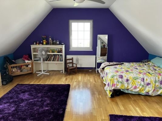 Zimmer über der Garage