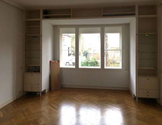 Schauvitrinen im Wohnzimmer