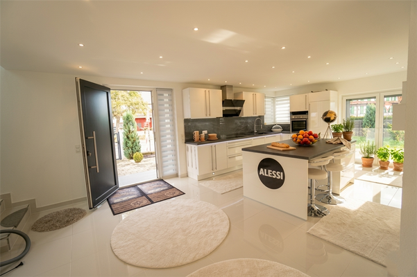 Moderne, großzügige und offen gestaltete Küche