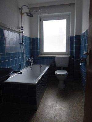 Badezimmer mit Fenster im Retrostyle