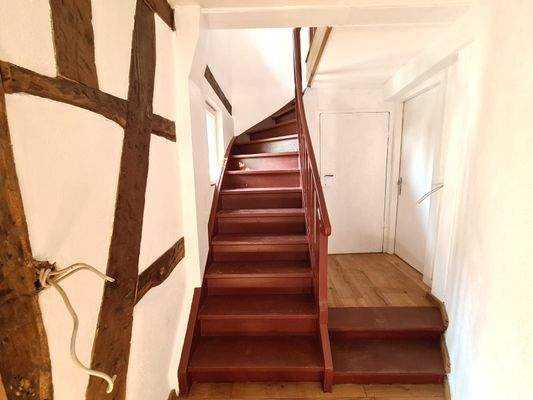 Treppenhaus zum 1. Stock und Zugang Badezimm