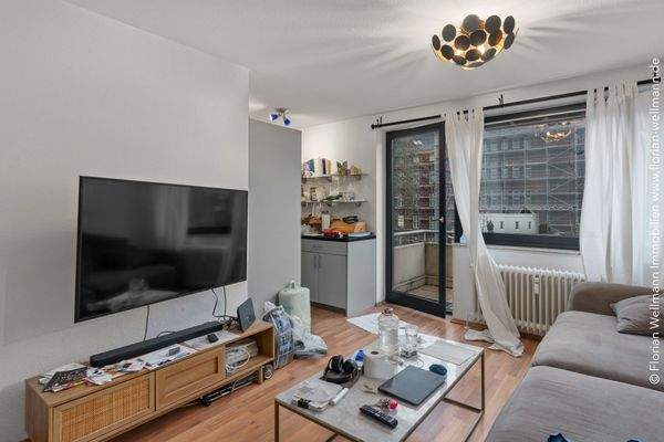 Wohn- und Esszimmer mit halboffenen Küche (18,69 Quadratmeter).