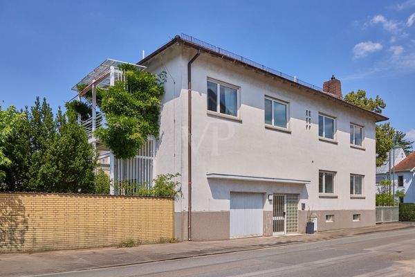 Hausansicht mit Garage und Eingang Geschäftsräumetraßenseite