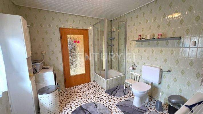 Gegenseite des lichtdurchfluteten Badezimmers