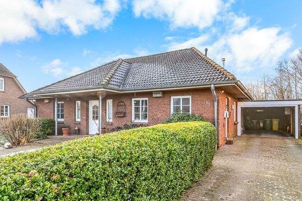 Straßenansicht mit Garage