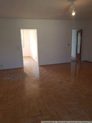 Wpohnraum mit Blick ins Schlafzimmer