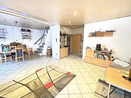 Blick Richtung Eingang und Essbereich EG