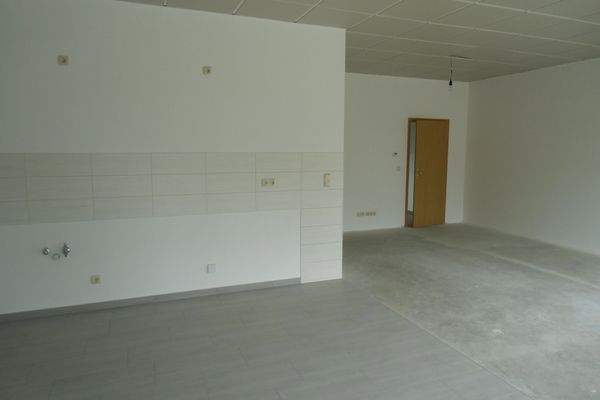  Wohnzimmer mit Küche.JPG