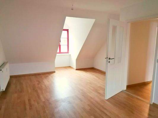 Wohnzimmer mit offener Küche