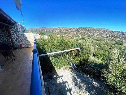 Südostkreta, Stavrochori: Schönes Steinhaus mit Berg- und Meerblick zu verkaufen