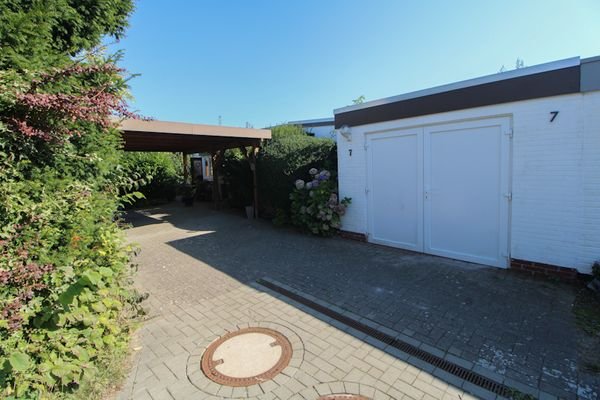 Zuwegung mit Garage und Carport