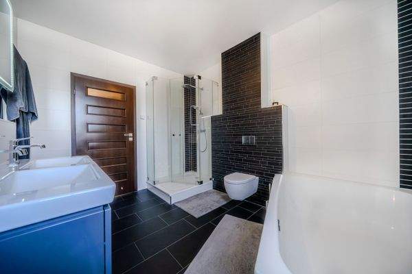 Badezimmer im Obergeschoss (anderer Blickwinkel)