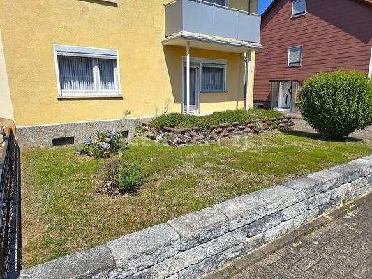 Schön angelegter Vorgartenbereich mit Blick zum Balkon