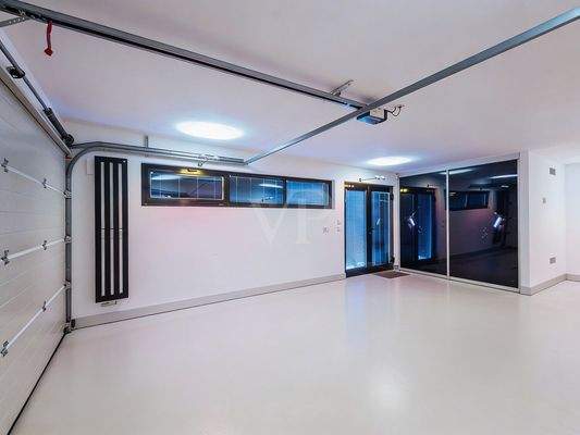 beheizte Doppelgarage mit Tageslicht und großem Nebeneingang