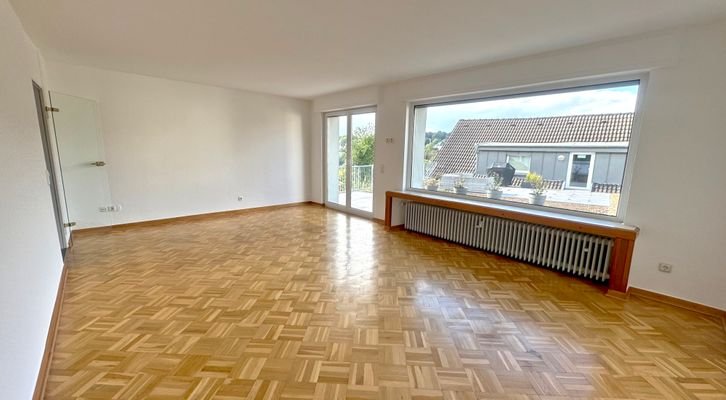 Wohnzimmer mit Zugang zur begrünten Dachterasse